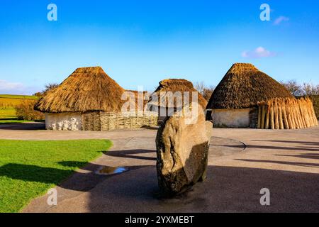 Replik reetgedeckte neolithische Häuser vor dem Besucherzentrum in Stonehenge auf der Salisbury Plain, heute ein geplantes altes Denkmal in Wiltshire, England Stockfoto