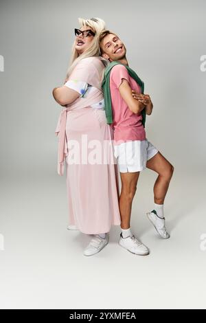 Zwei Personen zeigen ihren einzigartigen Stil und strahlen Freude und Freundschaft in einer lebendigen Umgebung aus. Stockfoto