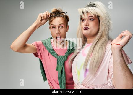 Zwei Personen zeigen ihren lebendigen Stil und ihr Selbstvertrauen in einer kreativen Studioumgebung. Stockfoto