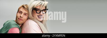 Zwei Individuen zeigen ihre lebendige Persönlichkeit und Freude, indem sie ihre queere Identität annehmen. Stockfoto