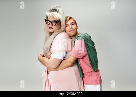 Zwei Personen, die einen lebhaften queeren Stil und positive Einstellung ausstrahlen. Stockfoto