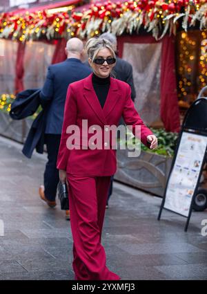 London, England, Großbritannien. Dezember 2024. Ashley Roberts, Showbiz-Korrespondentin, sieht toll aus, als sie Global Radio Credit: Richard Lincoln/Alamy Live News verlässt Stockfoto