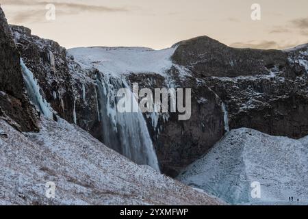 Seljalandsfoss Wasserfall an einem Wintermorgen an der Südküste Islands. Wunderschöne isländische Landschaft. Stockfoto