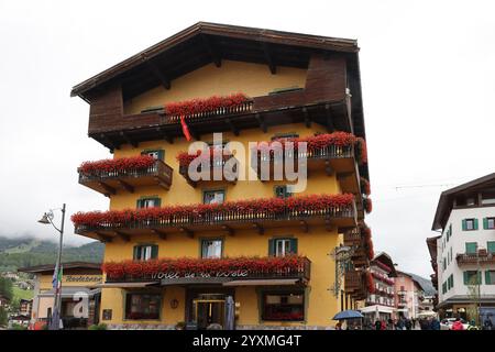 Cortina d'Ampezzo, Italien - 6. September 2024: Hotel de la Poste in Cortina d'Ampezzo, Provinz Belluno, Veneto, Italien Stockfoto