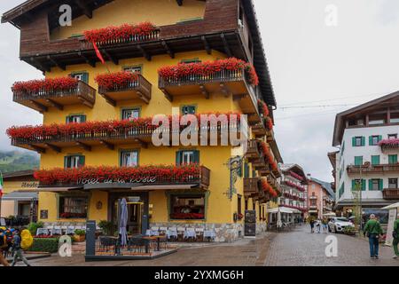 Cortina d'Ampezzo, Italien - 6. September 2024: Hotel de la Poste in Cortina d'Ampezzo, Provinz Belluno, Veneto, Italien Stockfoto