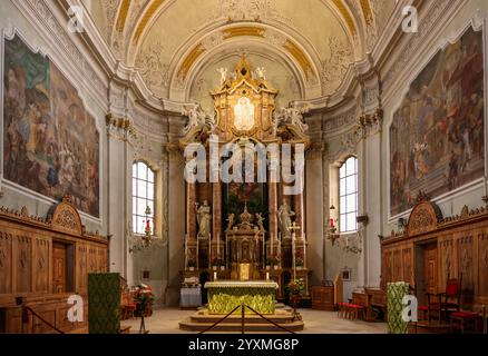 Cortina d'Ampezzo, Italien - 6. September 2024: Hauptaltar der Basilika Parrocchiale SS. Filippo e Giacomo in Cortina d'Ampezzo, Provinz Belluno, Ven Stockfoto