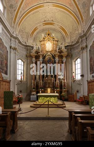 Cortina d'Ampezzo, Italien - 6. September 2024: Hauptaltar der Basilika Parrocchiale SS. Filippo e Giacomo in Cortina d'Ampezzo, Provinz Belluno, Ven Stockfoto