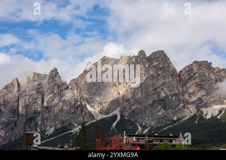 Blick von Cortina d'Ampezzo auf die Cristallo-Bergkette und den Gipfel von Pomagnon, die Dolomiten von Ampezzo, die Alpen, Italien Stockfoto