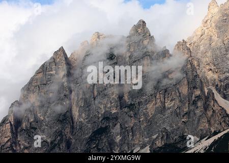 Blick von Cortina d'Ampezzo auf die Cristallo-Bergkette und den Gipfel von Pomagnon, die Dolomiten von Ampezzo, die Alpen, Italien Stockfoto