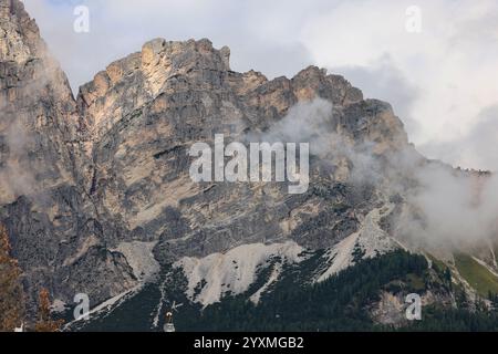 Blick von Cortina d'Ampezzo auf die Cristallo-Bergkette und den Gipfel von Pomagnon, die Dolomiten von Ampezzo, die Alpen, Italien Stockfoto