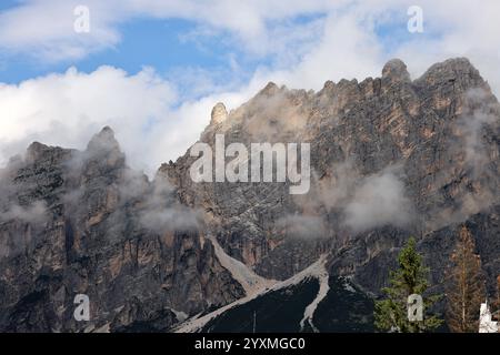 Blick von Cortina d'Ampezzo auf die Cristallo-Bergkette und den Gipfel von Pomagnon, die Dolomiten von Ampezzo, die Alpen, Italien Stockfoto