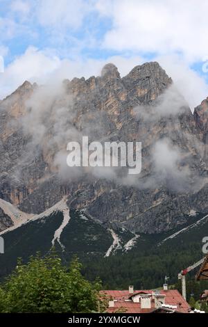 Blick von Cortina d'Ampezzo auf die Cristallo-Bergkette und den Gipfel von Pomagnon, die Dolomiten von Ampezzo, die Alpen, Italien Stockfoto