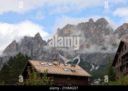 Blick von Cortina d'Ampezzo auf die Cristallo-Bergkette und den Gipfel von Pomagnon, die Dolomiten von Ampezzo, die Alpen, Italien Stockfoto