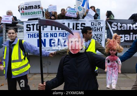 Pro-palästinensische demonstranten marschieren solidarisch mit Palästina in London, während pro-israelische Gegenprotestierende auf der Route zusammentreten. Stockfoto