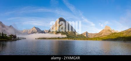 Nebelaufgang über dem Swiftcurrent Lake, Many Glacier, Glacier National Park, Montana, USA Stockfoto
