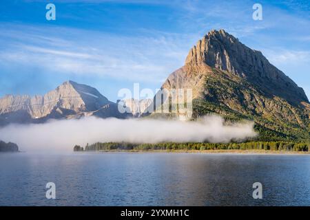 Nebelaufgang über dem Swiftcurrent Lake, Many Glacier, Glacier National Park, Montana, USA Stockfoto