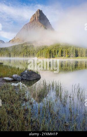 Neblige Dämmerung über dem Swiftcurrent Lake mit Blick auf Mt. Grinnell, Many Glacier, Glacier National Park, Montana, USA Stockfoto