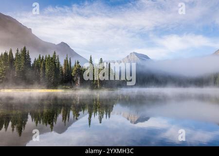Nebelaufgang über dem Swiftcurrent Lake, Many Glacier, Glacier National Park, Montana, USA Stockfoto