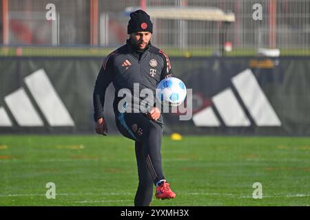 Serge GNABRY FC Bayern München trainiert mit Ball, Aktion,Einzelbild,angeschnittenes Einzelmotiv,Halbfigur,halbe Figur, Oeffentliches Training FC Bayern München auf dem Trainingsgelaende an der Saebener Straße am 17.12..2024. Fußball 1. Bundesliga,Saison 2024/2025 *** Serge GNABRY FC Bayern München trainiert mit Ball, Action, Einzelbild, beschnittenem Einzelmotiv, Halbfigur, Halbfigur, öffentliches Training FC Bayern München auf dem Trainingsgelände in der Saebener Straße am 17. 12 2024 Fußball 1 Bundesliga, Saison 2024 2025 Stockfoto