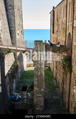 Savona. Italia - 17. Dezember 2024: Malerischer Blick auf die alte Festung Priamar in Savona, Italien, mit einer Steinbrücke und historischen Gebäuden Stockfoto