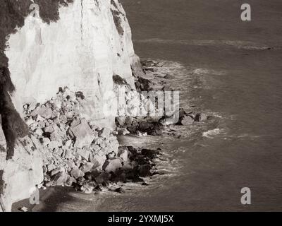 Black and White Landscape, Rockfalls and Shoreline, White Cliffs of Dover, Dover, Kent, England, Großbritannien, GB Stockfoto