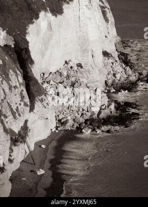 Black and White Landscape, Rockfalls and Shoreline, White Cliffs of Dover, Dover, Kent, England, Großbritannien, GB Stockfoto