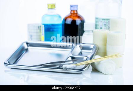 Medizinische Geräte zur Behandlung von Infektionen. Wundpflegeset. Medizinische Versorgung für Krankenschwestern. Conform Verband, Pinzette, Wattestäbchen, Alkohol. Stockfoto