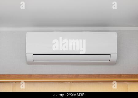 Weiße Klimaanlage, Mini-Split-Einheit, an der Wand im Zimmer montiert Stockfoto