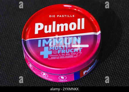 Düsseldorf 17.12.2024 Pulmoll Immun Multifrucht Lutschpastillen Bonbons Halsbonbons Atemwegserkrankungen HNO-Arzt Desinfektion vegan laktosefrei glutenfrei Halsschmerzen Immunsystem Vitamin C, B6, B12 und Folat zuckerfrei Süßungsmittel: Isomalt, Maltitsirup, Sorbitsirup, Steviolglycosid aus Stevia Säuerungsmittel: Äpfelsäure Vitaminmischung C, Niacin, E, Pantothensäure, B6, B6, B6, B6, Ribflavin, Thiamin, Folsäure, Biotin, B12, Fruchtsaftkonzentrat aus Mango, Maracuja, Apfel, Johannisbeere, Kirsch, Himbeere, Erdbeere, Orange, Aprikose, Ananas, Zitrone, Grapefruit, Banane, Pfirsich, Traube, Birne Natural Stockfoto