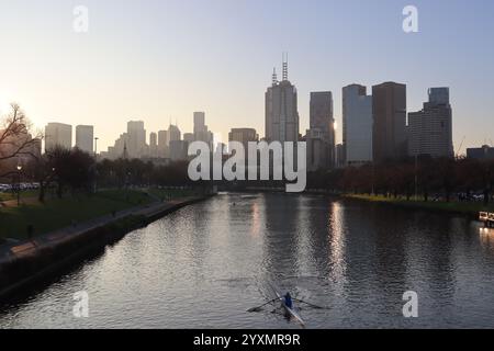 Melbourne, Victoria, Australien - 8. August 2023: Panorama der Innenstadt von Melbourne bei Sonnenuntergang Stockfoto