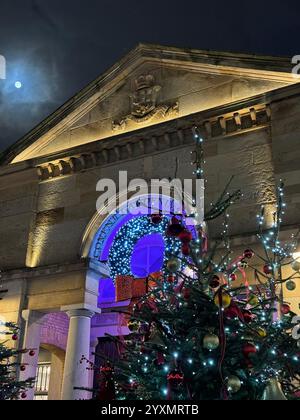 Weihnachtsbeleuchtung und weihnachtsbäume auf dem Covent Garden Market, London, Großbritannien Stockfoto