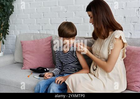 Eine Mutter hilft ihrem Sohn bei der Diabetesbehandlung in ihrem gemütlichen Wohnzimmer. Stockfoto