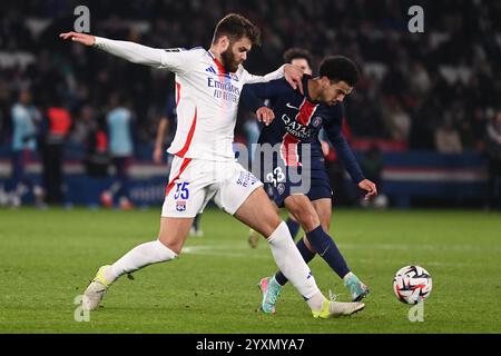 Paris, Frankreich. November 2024. Julien Mattia/Le Pictorium - 15. Tag der Liga 1: PSG-OL im Parc des Princes, 15. Dezember 2024 - 16. Dezember 11/2024 - France/Ile-de-France (Region)/Paris - Duje Caleta-Car und Warren Zaire-Emery von PSG im Spiel des 15. Tages der Ligue 1 Mc Donald's zwischen PSG und Olympique Lyonnais, im Parc des Princes am 15. Dezember 2024. Quelle: LE PICTORIUM/Alamy Live News Stockfoto