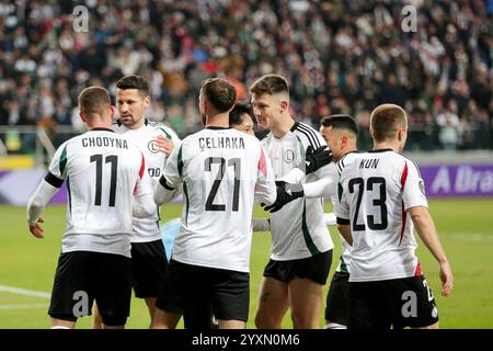 Die Spieler von Legia Warszawa feiern, nachdem sie beim Spiel der UEFA Conference League 2024/2025 zwischen Legia Warszawa und dem FC Lugano im Marshall Jozef Pilsudskis Municipal Stadium ein Tor geschossen haben. Endstand; Legia Warszawa 1:2 FC Lugano. Stockfoto