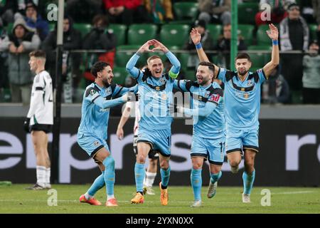 Die Spieler des FC Lugano feiern, nachdem sie beim Spiel der UEFA Conference League 2024/2025 zwischen Legia Warszawa und dem FC Lugano im Marshall Jozef Pilsudskis Municipal Stadium ein Tor geschossen haben. Endstand; Legia Warszawa 1:2 FC Lugano. Stockfoto