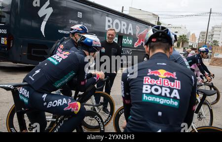 Palma, Spanien. Dezember 2024. Mitglieder des Red Bull - Bora - hansgrohe Teams beim Briefing vor einem Training während ihres Wintercamps. Quelle: Clara Margais/dpa/Alamy Live News Stockfoto