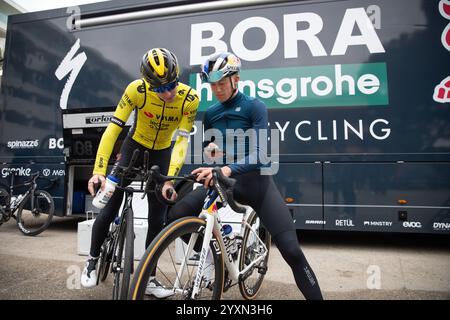 Palma, Spanien. Dezember 2024. Tim van Dijke (l) aus den Niederlanden spricht vor der Schulung mit Maxim van Gils aus Belgien. Quelle: Clara Margais/dpa/Alamy Live News Stockfoto