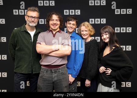 (Von links nach rechts) Hugh Dennis, Daniel Roche, Tyger Drew Honey, Claire Skinner und Ramona Marquez bei einem Fotobesuch für das in der Unterzahl liegende Weihnachtsspecial, die am zweiten Weihnachtsfeiertag um 40 Uhr im BBC Broadcasting House in London zu BBC One und iPlayer kamen. Bilddatum: Montag, 16. Dezember 2024. Stockfoto