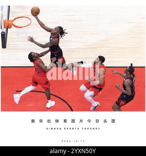 Peking, Kanada. Dezember 2024. Ayo Dosunmu (Top) der Chicago Bulls tritt im NBA-Spiel 2024-2025 zwischen Toronto Raptors und Chicago Bulls am 16. Dezember 2024 in Toronto auf. Quelle: Zou Zheng/Xinhua/Alamy Live News Stockfoto