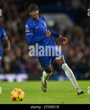 Chelsea gegen Brentford - Premier League - Stamford Bridge. Chelsea's Noni Madueke in Aktion. Bild : Mark Pain / Alamy Live News Stockfoto