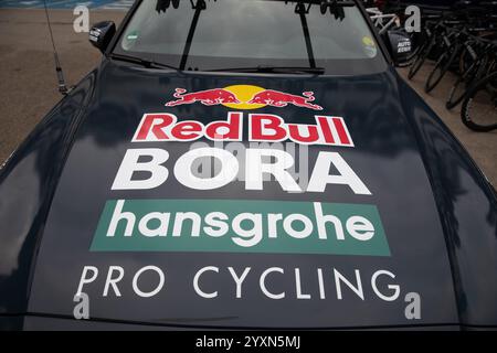 Palma, Spanien. Dezember 2024. Logo des Red Bull - Bora - hansgrohe-Teams auf einem Auto während eines Trainings im Wintercamp. Quelle: Clara Margais/dpa/Alamy Live News Stockfoto