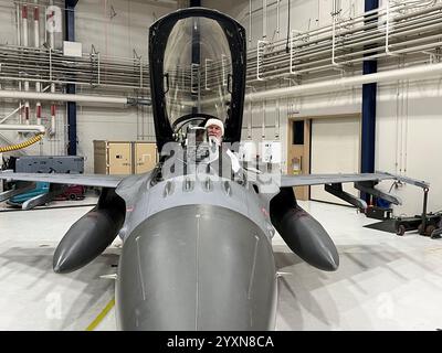 Der Weihnachtsmann besuchte den 148th Fighter Wing, Minnesota Air National Guard für eine Weihnachtsfeier für Kinder, die vom 148th Family Programs Office am Dezember veranstaltet wurde Stockfoto