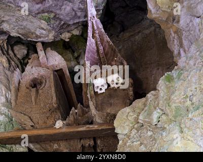 Alte Grabstätten, alte Holzsärge, Felsengräber, Tau Tau Lemo, Tana Toraja, Sulawesi, Indonesien, Asien Stockfoto