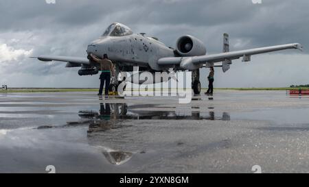 Charles Durnin, Chef der 25th Fighter Generation Squadron, bereitet eine A-10 Thunderbolt II für den Start von einem Flugplatz vor Stockfoto