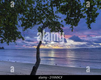 Sonnenaufgang über dem Meer, Pulisan Beach, Nord-Sulawesi, Indonesien, Asien Stockfoto
