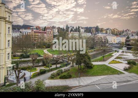 Stadtbild im Winter. Stadtbild mit historischen Gebäuden in einer Altstadt aus der Barockzeit. Stadtbild Karlsbad, Tschechische Republik, Europa Stockfoto
