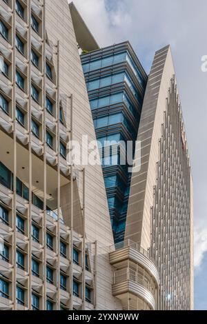 Ein modernes Bürogebäude in Südkorea mit einer markanten Aufteilung im Zentrum. Stockfoto