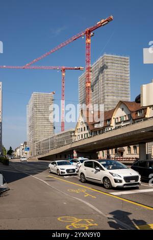 Turmdrehkrane vor blauem Himmel Stockfoto