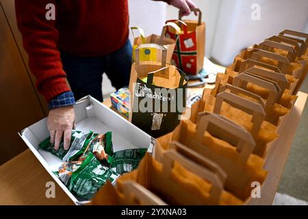 Bremen, Deutschland. Dezember 2024. Pastor Christian Fischer bereitet Weihnachtssäcke vor, die an Häftlinge im Bremer Gefängnis verteilt werden. Die Gefangenen erhalten vor Weihnachten eine Tüte Süßigkeiten, Kaffee und einen kleinen Jahreskalender. Die Weihnachtskampagne läuft seit rund 20 Jahren. Quelle: Sina Schuldt/dpa/Alamy Live News Stockfoto