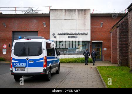 Bremen, Deutschland. Dezember 2024. Das Bremer Gefängnis. Vor Weihnachten erhalten die Gefängnisinsassen eine Tüte Süßigkeiten, Kaffee und einen kleinen Jahreskalender. Die Weihnachtskampagne läuft seit rund 20 Jahren. Quelle: Sina Schuldt/dpa/Alamy Live News Stockfoto